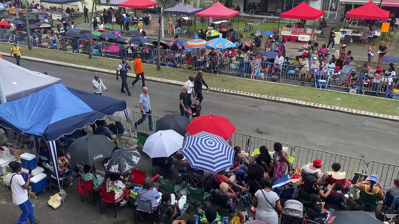Présence du Chef & Président du Peuple des Kalinago de Guadeloupe à la Parade du Dimanche Gras 02 Mars 2025 Carnaval Pointe-à-Pitre Guadeloupe Groupe Direct Live