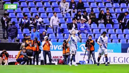 Emiliano Gómez, jugador del Puebla se convulsiona en partido ante el Querétaro