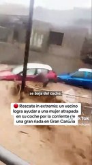 Un hombre rescata in extremis a una conductora atrapada en su coche en plena riada en Canarias