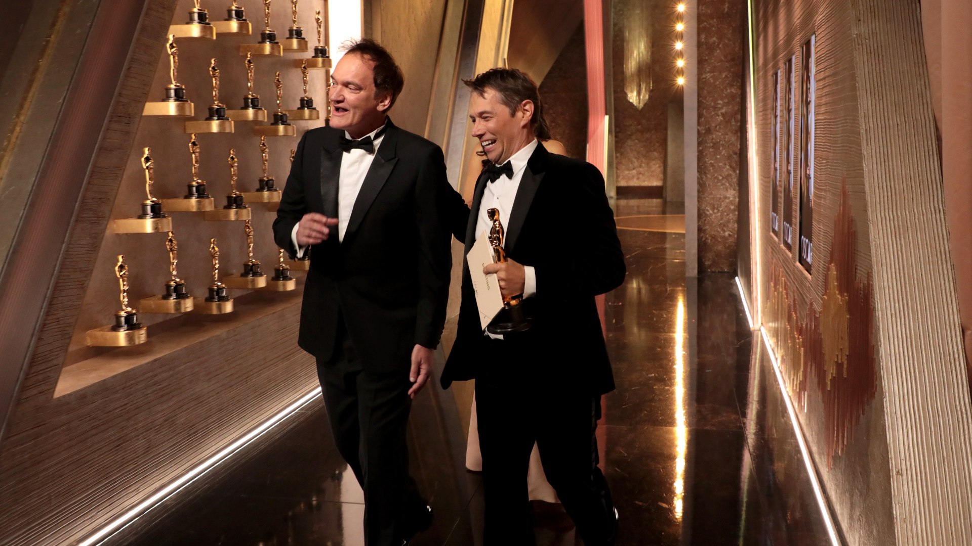 La pel�cula Anora, dirigida por Sean Baker, ha sido la gran vencedora en los Oscar 2024 al alzarse con cinco estatuillas, incluyendo mejor pel�cula, direcci�n, guion, montaje y actriz protagonista para Mikey Madison. Este reconocimiento supone un giro en los premios de la Academia, que ha distinguido una producci�n de apenas seis millones de d�lares realizada por un cineasta que hasta ahora no hab�a recibido atenci�n significativa de Hollywood.
En 2017, Baker estren� The Florida Project, considerada una obra maestra, pero solo obtuvo una nominaci�n en los Oscar, en la categor�a de mejor actor de reparto para Willem Dafoe.
El �xito de Anora en los premios de la Academia es una declaraci�n de principios por parte de Hollywood, que parece reivindicar el cine independiente y alejarse del dominio de las plataformas de streaming, especialmente de Netflix. Adem�s, el reconocimiento de la pel�cula subraya la importancia de la experiencia en salas de cine y marca un cambio en la representaci�n de la sexualidad en el cine, tras a�os de cautela en respuesta a cr�ticas sobre el machismo en la industria.
Con esta decisi�n, la Academia de Hollywood demuestra su intenci�n de reafirmar el valor del cine tradicional y de abrir nuevas v�as para historias innovadoras fuera de los grandes estudios y plataformas digitales.