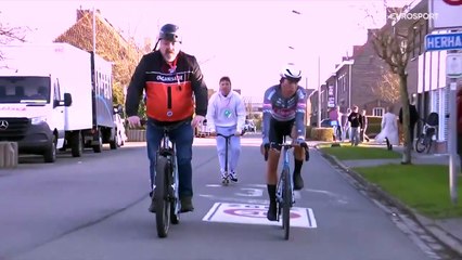 ¡En bicicleta eléctrica! El llamativo acompañamiento a los ciclistas en una clásica de bélgica