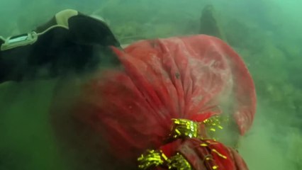 River Scuba Diving - Found a BIG RED BAG with something inside