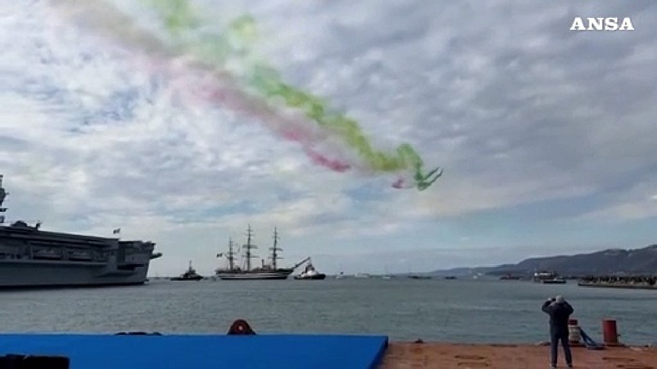 Trieste, le Frecce tricolori omaggiano l'Amerigo Vespucci