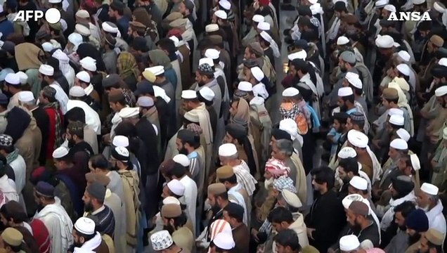 Pakistan, funerali dopo l'attentato suicida nella scuola islamica