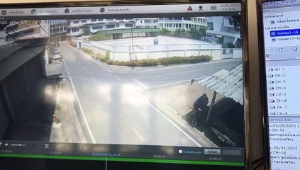 เปิดคลิป! ล่าตัวหนุ่มตระเวนใช้เหล็กทุบรถ พยาบาล-มูลนิธิกู้ภัย