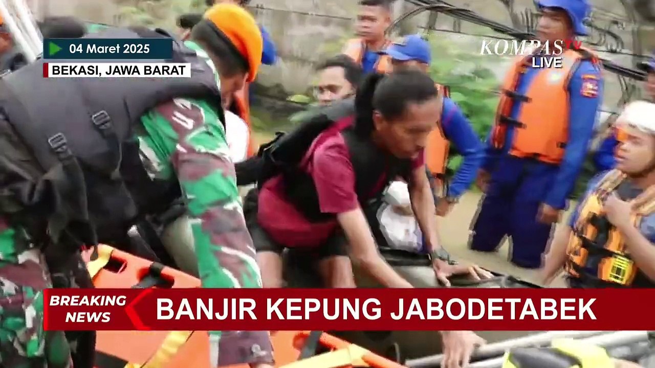 Banjir 4 Meter! Evakuasi Warga Pondok Gede Permai Perahu Karet Motor
