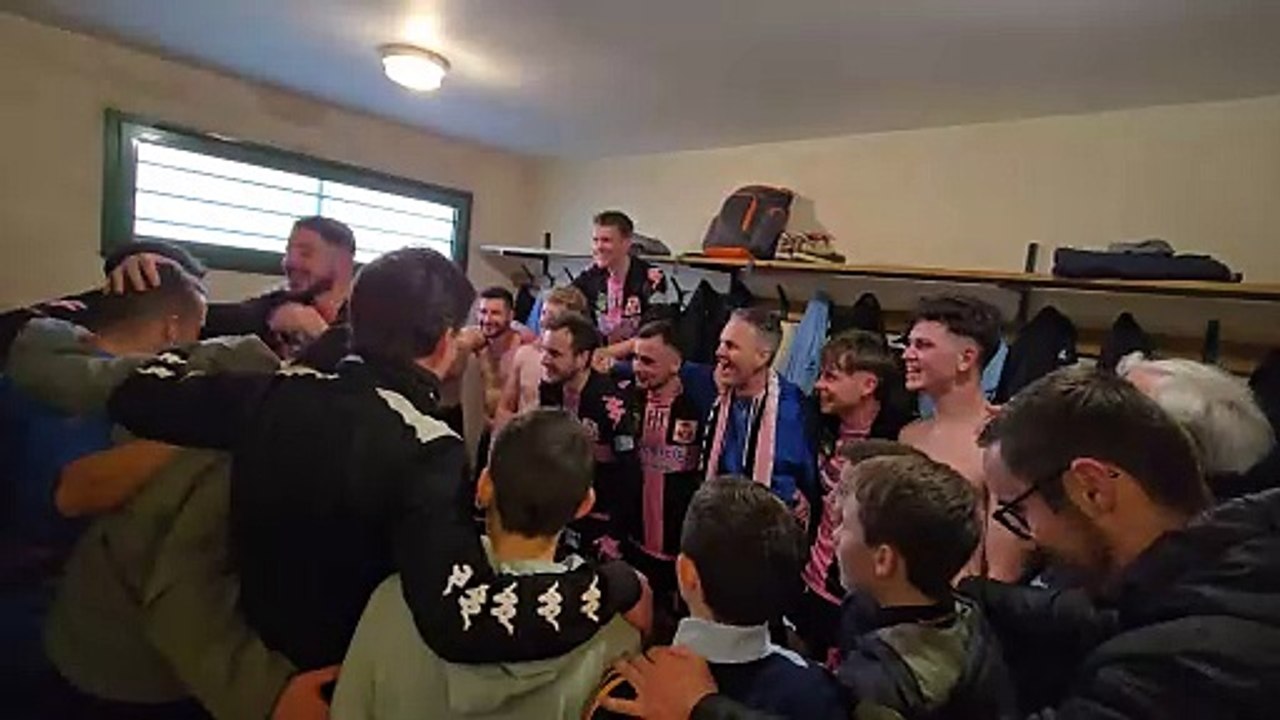 La joie du FCCM dans le vestiaire après la victoire contre Pellouailles Corzé