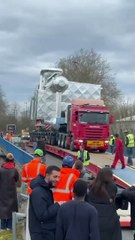Un convoi exceptionnel se renverse sur un pont