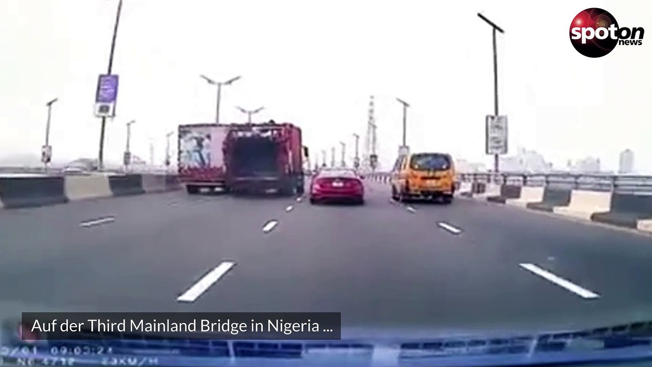 Irrer Highway-Crash mit 4 Fahrzeugen - Dashcam filmt mit