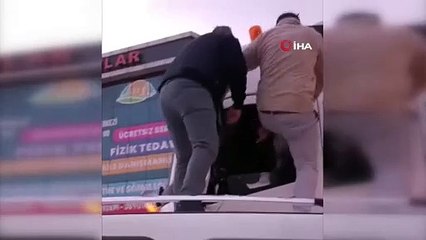 Magandalıkta çağ atladılar! Aracın tavanına çıkıp tırcıyı bakın nasıl darbettiler