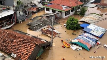 Giacarta allagata, soccorritori cercano residenti intrappolati