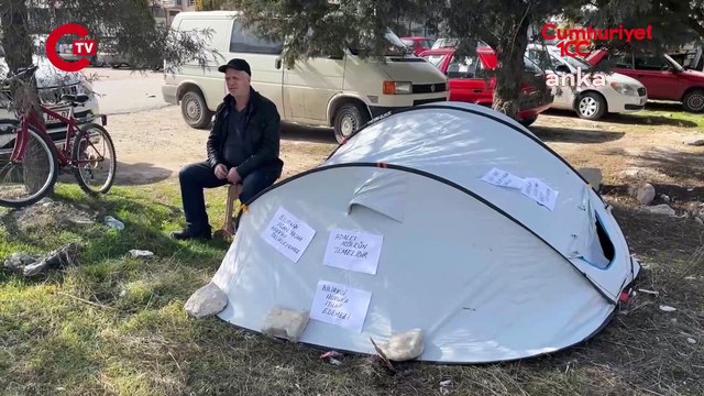 Burdur’da bir vatandaş, mahkemenin kira artışı kararını protesto etmek için adliye karşısına çadır kurdu