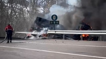 TIR devrildi, üzerindeki iş makinesi alev aldı; 3 yaralı