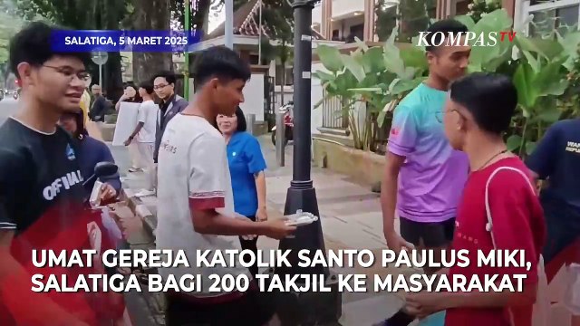 Toleransi Beragama, Umat Katolik Salatiga Bagikan Takjil ke Warga untuk Buka Puasa