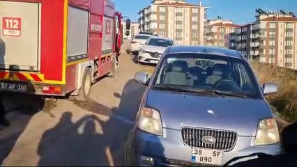 Duman çıkan otomobil korku dolu anlar yaşattı