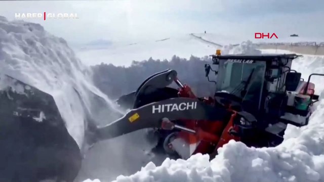 Kardan kapanan yollarda amansız mücadele: Kırsal mahallere ulaşımı sağlamak için çalışmalar sürüyor