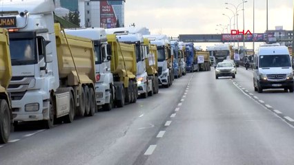 Döküm sahası değiştirilen hafriyat kamyon şoförleri D-100'de eylem yaptı