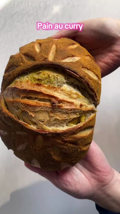 Un joli pain au curry, bien marbé. #levain #painaulevain