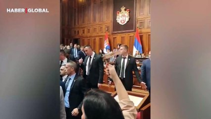 Sırbistan'da muhalif milletvekilleri parlamentoda sis bombası attı