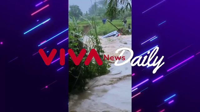 Nekat Terobos Banjir, Mobil SUV Terseret Hingga Tenggelam