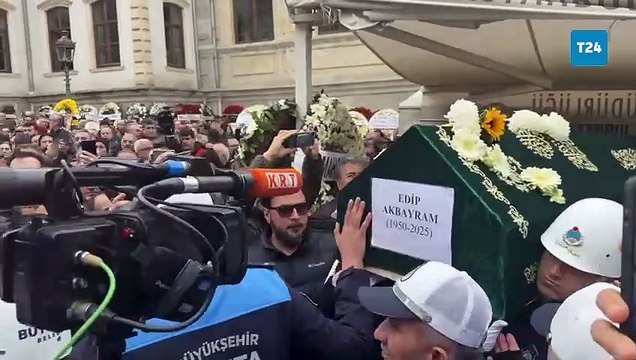 Edip Akbayram, sevenlerinin alkışlarıyla son yolculuğuna uğurlandı