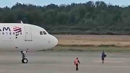 動画: チリの空港で男性が滑走路に侵入し、搭乗を試みるも拘束される