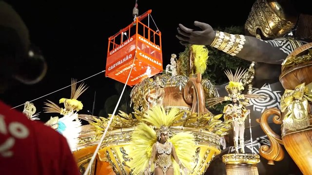 Rio tem 2ª de três noites de desfiles na Marquês de Sapucaí