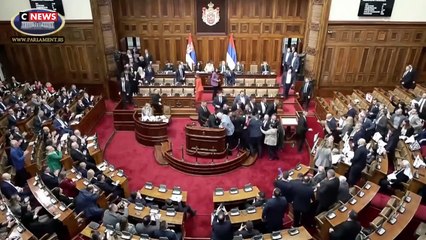 Serbie : des fumigènes dans le Parlement