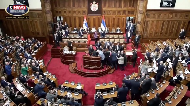 Serbie : des fumigènes dans le Parlement