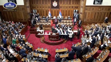 La oposición serbia lanza granadas de humo y gas lacrimógeno dentro del parlamento