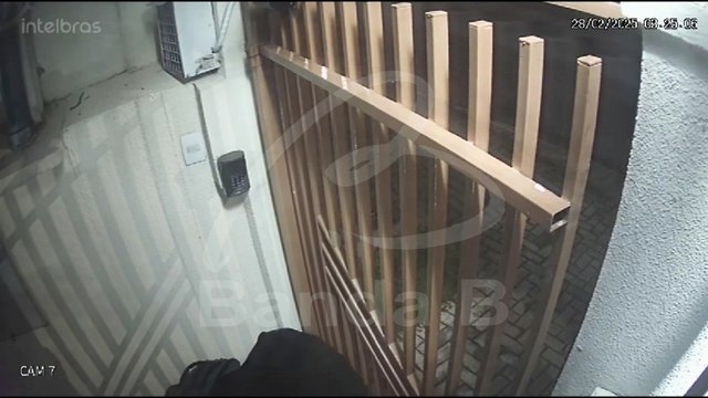 Ladrões invadem condomínio em Curitiba e furtam bicicletas da garagem em poucos minutos; veja vídeo