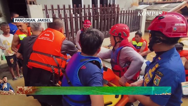 Usaha Evakuasi Lansia yang Terjebak Banjir di Pancoran, Perahu Karet Petugas Sempat Bocor