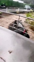 Salvata all'ultimo istante donna estratta dall'auto prima che la corrente la inghiotta