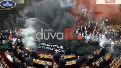 Sırbistan'da Meclis’e sis bombası atıldı