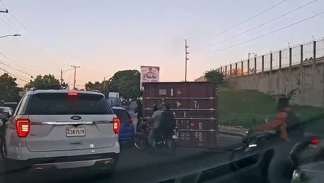 Patana pierde el control y causa gran taponamiento en la avenida Ecológica