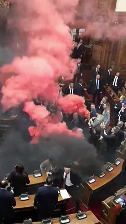 Des fumigènes lancés dans le Parlement serbe