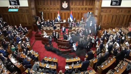 Muhalif vekiller Meclis'te sis bombası attı