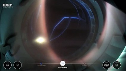 Cette femme commet une énorme erreur en essayant de vandaliser la voiture de son ex-petit ami