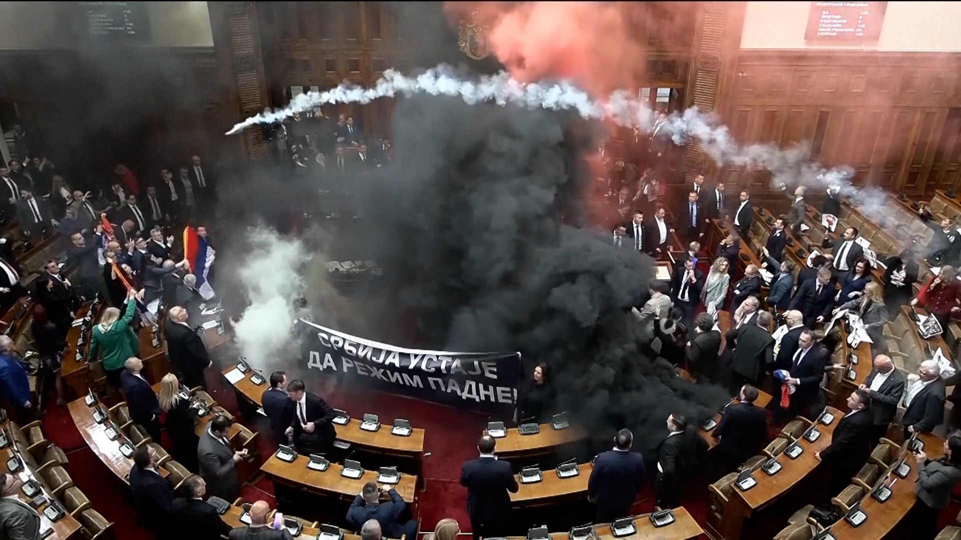 Al menos tres legisladores resultan heridos despu�s de que estalle el caos en el parlamento de Serbia, donde se lanzaron bombas de humo y bengalas.