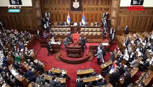 Serbia, rissa e lancio di fumogeni in parlamento a Belgrado