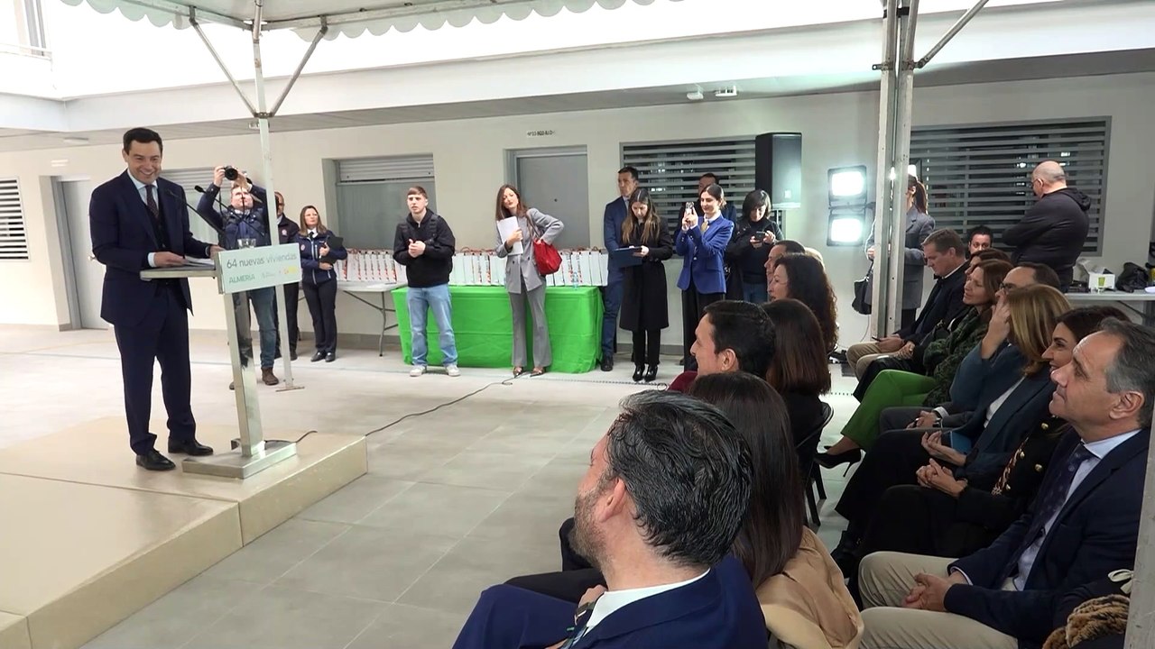 Los beneficiarios de las 64 VPO de alquiler en Almería reciben las llaves de sus inmuebles