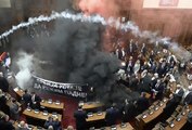 En Serbie, des députés lancent des fumigènes dans l'hémicycle du Parlement