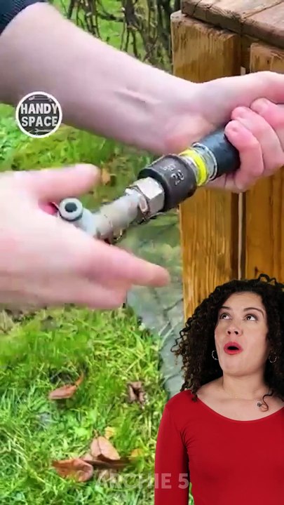 Gadgets and hacks are tested!  water vs gravity hack, sanitary pads for windows cleaning, clean belly button hack