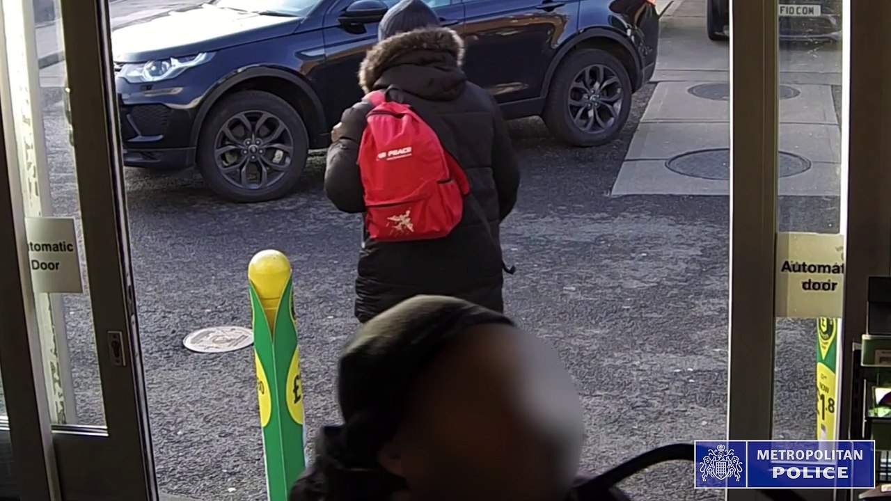 Hero cop takes down thug with knife