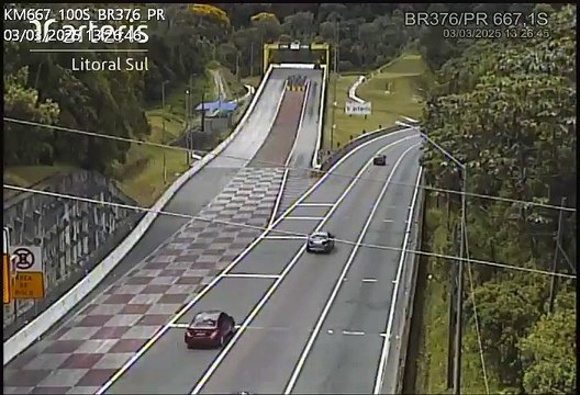 Caminhão com cavalos perde freios na descida serra e manobra evita acidente na BR-376