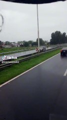 El video viral de un hombre que corrió, en medio de la tormenta, semi desnudo y puso en peligro a todos en la autopista. Miralo,