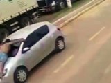 Suposta tentativa de agressão termina com ex-namorado arrastado por carro; entenda