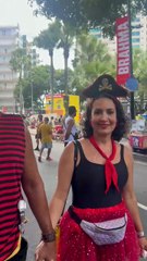 Casal chega no Circuito Osmar para curtir 6º de Carnaval de Salvador