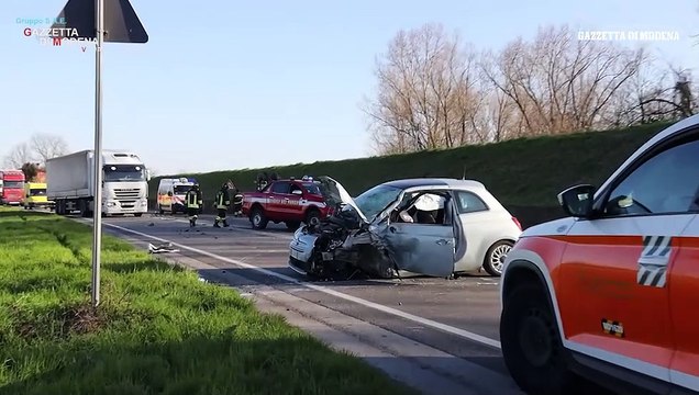 Modena, schianto in strada per Campogalliano: due feriti, auto e furgone distrutti