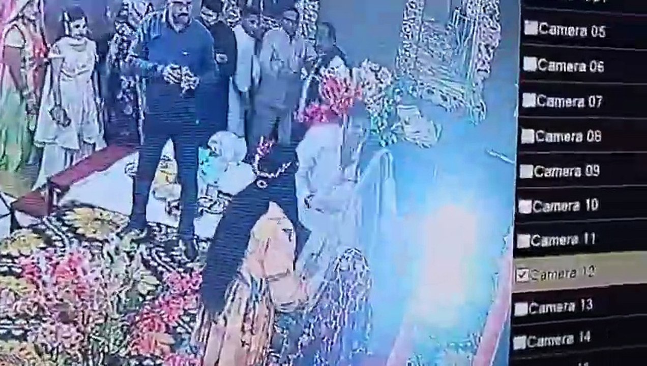 सगाई में स्टेज पर पहुंची दुल्हन की गर्लफ्रेंड न...